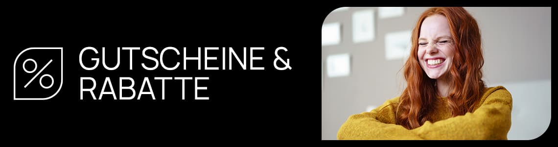 Gutscheine & Rabatte – Person mit rotem Haar und gelbem Pullover steht mit verschränkten Armen vor hellem Hintergrund