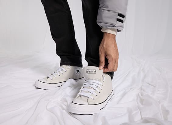 Dunkelrote Stiefeletten mit silberner Schnalle und blockigem Absatz, vor weißem Hintergrund