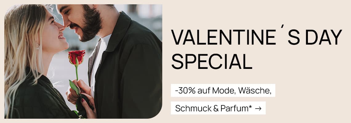 Stylisch ins Büro – Frau in roter Bluse und blauer Jeans mit roten Stiefeletten. Jetzt entdecken →