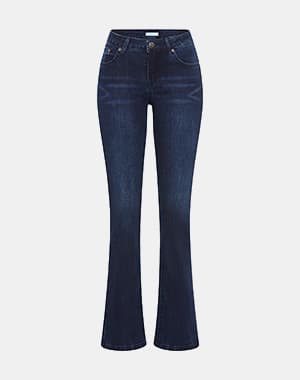 Dunkelblaue Jeans mit ausgestelltem Bein und Taschenansicht vorne.