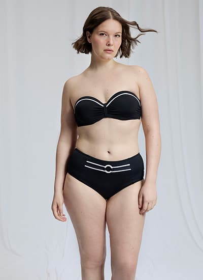 Frau in einem schwarzen Bandeau Bikini