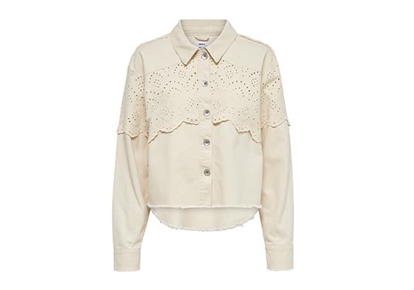 Beige Bluse mit langen Ärmeln, Knopfleiste und dekorativer Lochstickerei am oberen Teil.