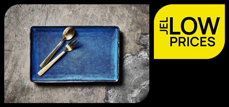 JEL LOW PRICES – rechteckiger blauer Teller mit Löffel und Gabel auf grauer Steinoberfläche