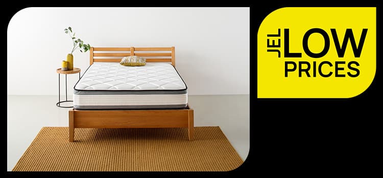 JELLOW PRICES – Bett mit Matratze auf Teppich, daneben kleiner Beistelltisch mit Pflanze und Becher