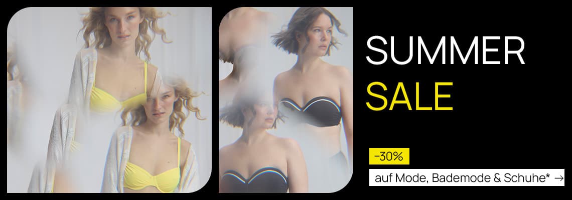 SUMMER SALE – 30 % auf Mode, Bademode und Schuhe, Frauen in Bikinis und Bandeau-BHs vor hellem Hintergrund