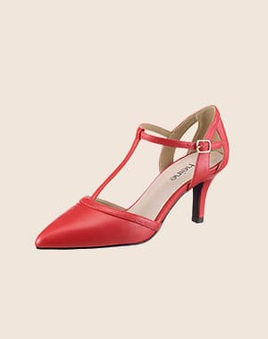 Roter T-Strap-Pumps mit spitzer Vorderkappe und schmalem Absatz vor hellem Hintergrund