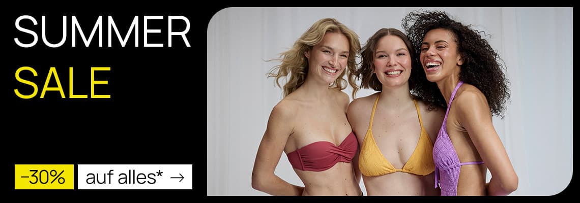 SUMMER SALE – 30 % auf alles – drei Frauen in bunten Bikinis stehen nebeneinander vor hellem Hintergrund