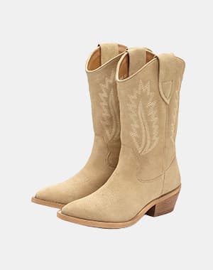 Beige Cowboystiefel mit mittelhohem Schaft, seitlichen Schlaufen und heller Stickerei, schräger Absatz und spitze Form