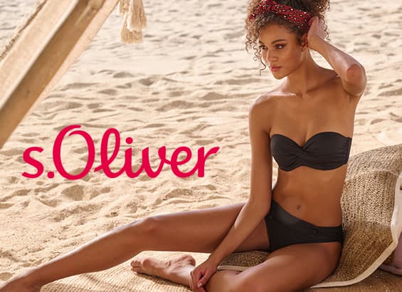 s.Oliver – Frau im schwarzen Bikini sitzt am Strand auf einer Matte und stützt den Arm an den Kopf