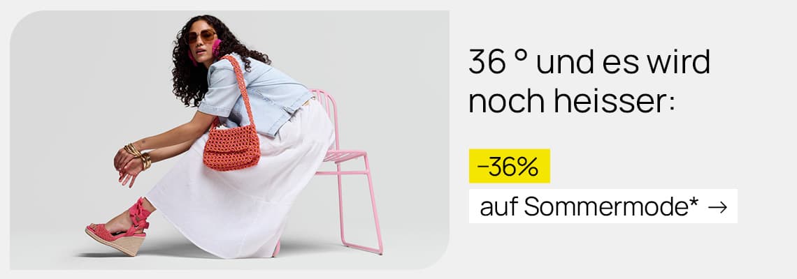 36 % auf Sommermode – Frau in heller Sommerkleidung sitzt auf rosa Stuhl und trägt Korbtasche