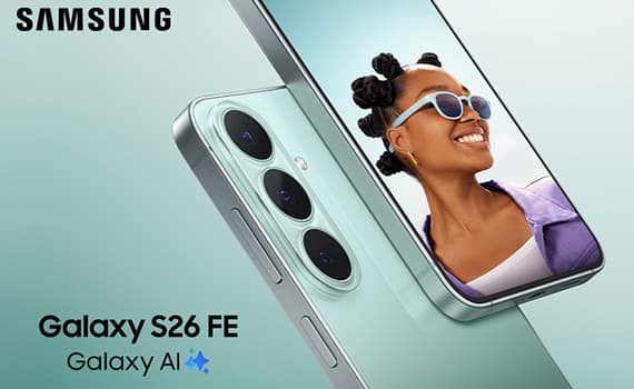 Samsung Galaxy S26 FE mit Galaxy AI – Smartphone mit großem Display zeigt Frau mit Sonnenbrille vor blauem Himmel