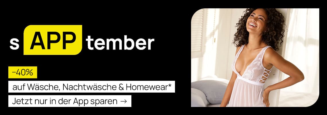 sAPPtember – 40 % auf Wäsche, Nachtwäsche & Homewear – Frau in weißem Nachtkleid steht lachend im Schlafzimmer